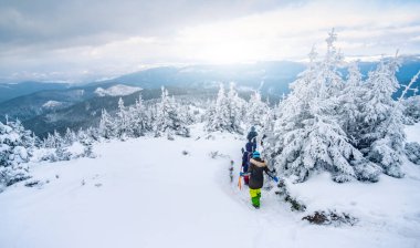 Turist grubu güzergah boyunca yürüyor