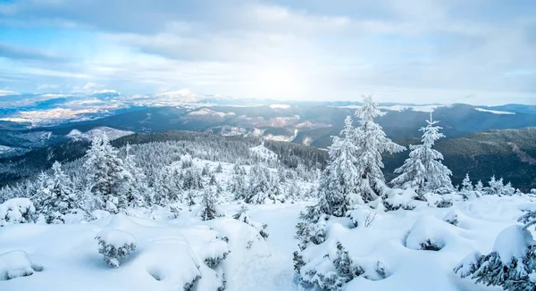 Snowy bergketen onder de winterzon — Stockfoto