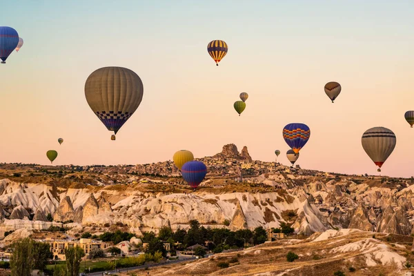 Luftballonger över Kappadokien, Turkiet — Stockfoto