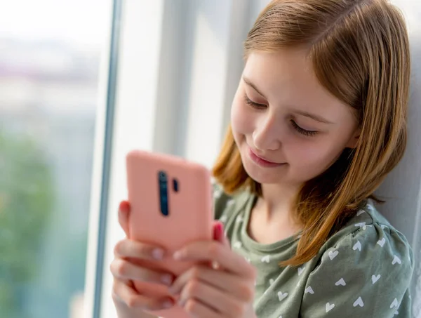 Preteen Mädchen mit Smartphone — Stockfoto