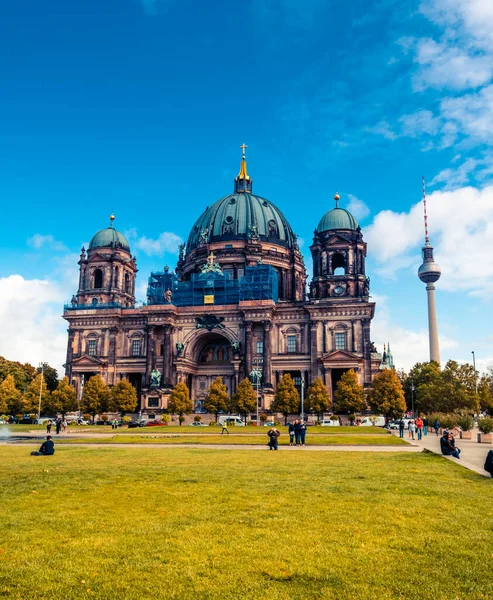 Majestuosa Catedral de Berlín bajo el cielo azul — Foto de Stock