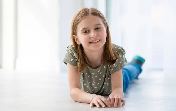 Portrait von preteen girl drinnen — Stockfoto