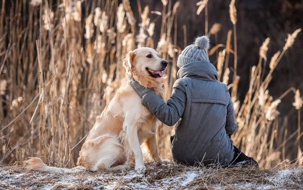 Golden Retriever Hund mit Frau — Stockfoto