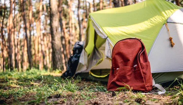 Tenda e mochila na floresta — Fotografia de Stock