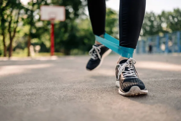 Mujer haciendo ejercicio al aire libre —  Fotos de Stock