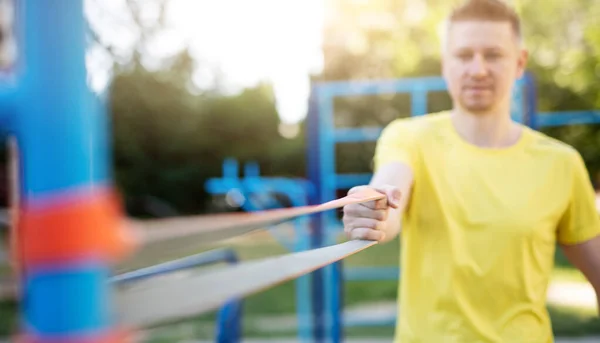 Deportista haciendo ejercicio con goma elástica —  Fotos de Stock