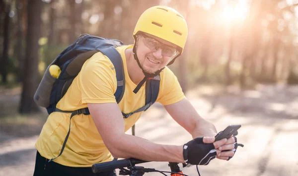 Homem na bicicleta verificando o navegador GPS — Fotografia de Stock