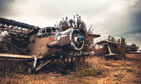Avion abandonné sur l'aérodrome — Photo