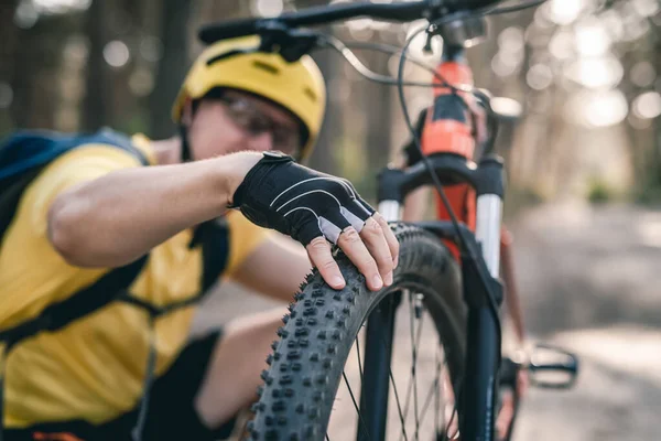 Uomo ciclista controllo pressione pneumatici — Foto Stock