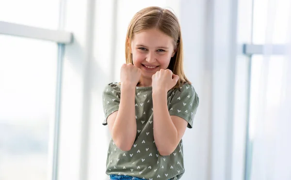 Portrait von preteen girl drinnen — Stockfoto