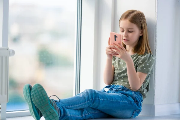 Menina pré-adolescente com smartphone — Fotografia de Stock