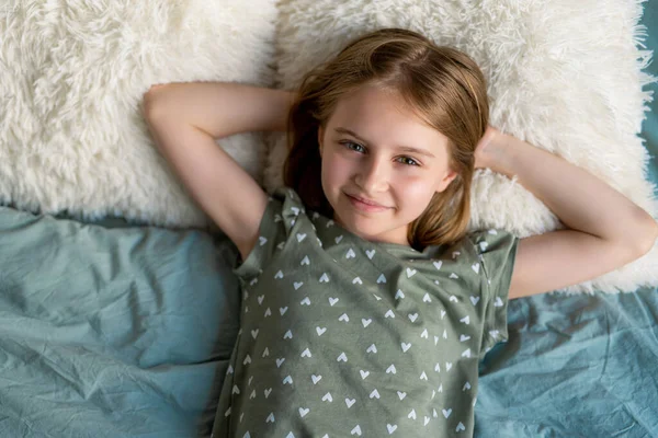 Retrato de menina pré-adolescente dentro de casa — Fotografia de Stock