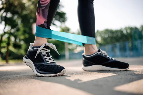 Woman exercising outdoors — Stock Photo, Image