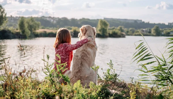 屋外で黄金の回収犬を持つ子供 — ストック写真