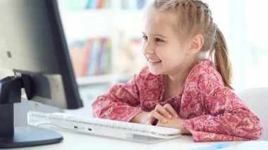 Mesafeli ders sırasında mutlu okul kızı