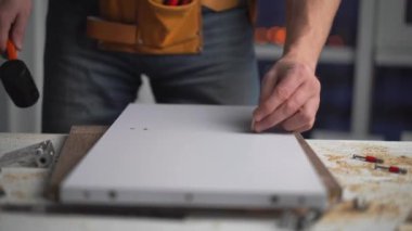 Mobilyacı çekiç kullanarak pervazı tıkıyor