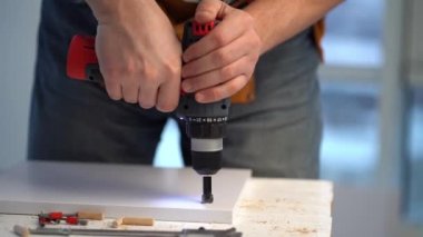 Mobilyacı gemide delik açıyor.