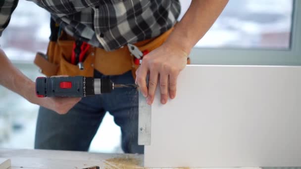 Hombre haciendo agujero usando taladro eléctrico — Vídeos de Stock