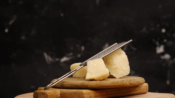 Fromage parmesan avec râpe à bord — Video