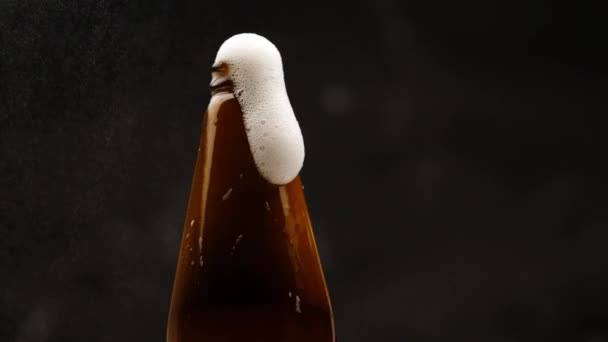 Slowly creeping beer foam on bottle — Stock Video