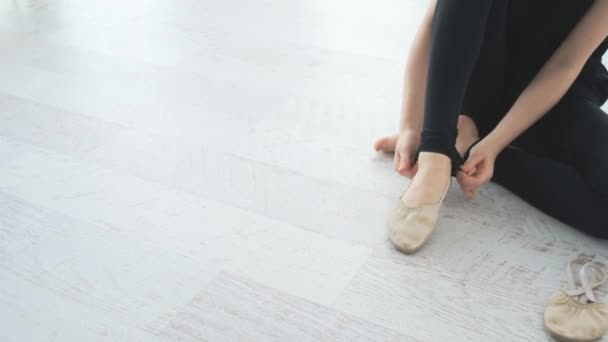 Meisje draagt ballet pointe — Stockvideo