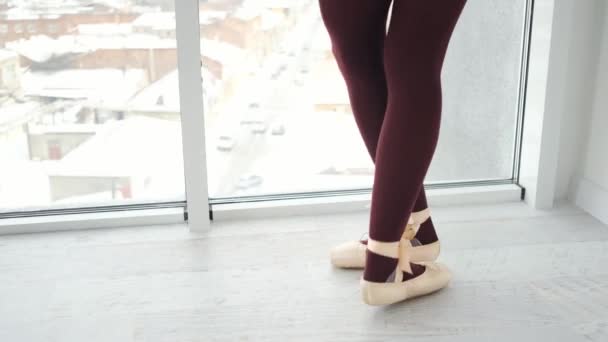 Ballerina benen in beige pointe schoenen — Stockvideo
