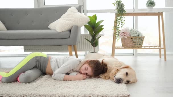 Mädchen schläft mit Golden Retriever-Hund