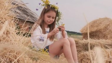 saman üzerinde oturan kız