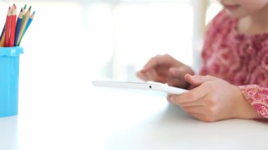 Tablet küçük kızın elinde