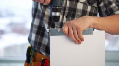 Elektirikli matkap kullanan bir adam.