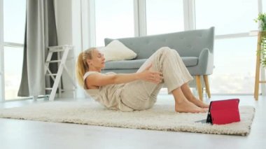 Kadınlar online yoga kursuna gidiyor.