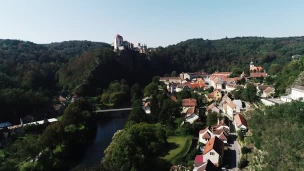 Légi felvétel a Vranov kastélyról Csehországban — Stock videók