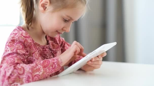 Tablet digitale utilizzato dalla bambina — Video Stock