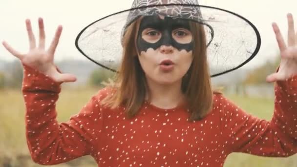 할로윈 의상을 입은 어린 소녀 — 비디오