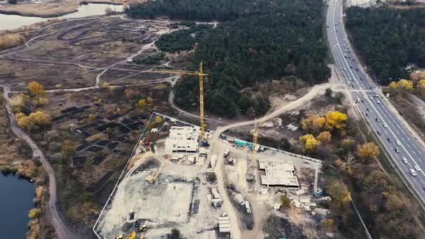 Sitio de construcción de nuevos edificios cerca de la autopista — Vídeos de Stock