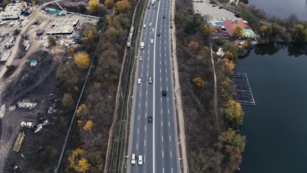 Vista aérea de coches que conducen a lo largo de la carretera — Vídeos de Stock