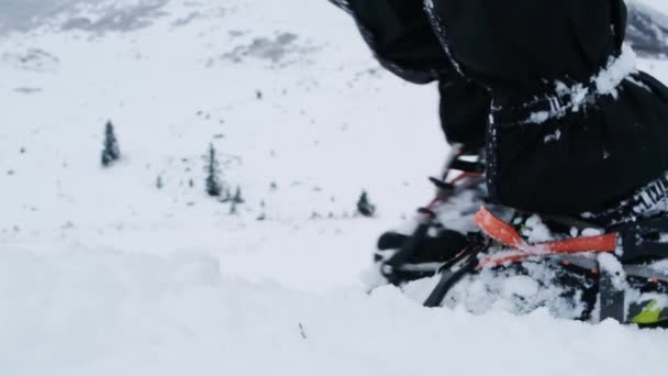 Botas de neve no fundo da montanha inverno — Vídeo de Stock