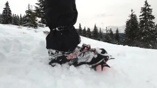 Homem caminhando ao longo montanha nevada — Vídeo de Stock