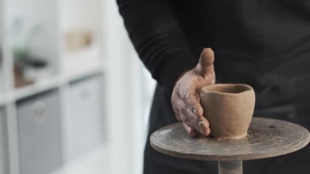 Potter formando copo de argila na casa de trabalho — Vídeo de Stock