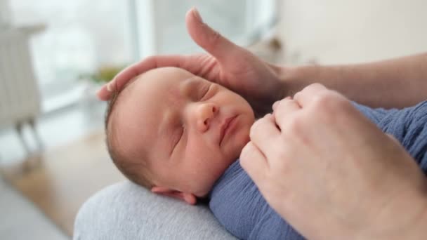 Bebé recién nacido envuelto — Vídeo de stock