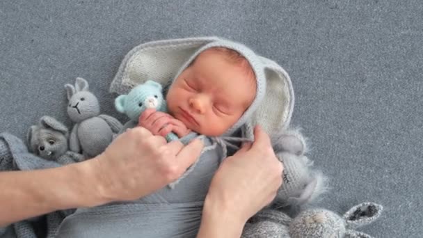 Pasgeboren baby fotoshoot proces — Stockvideo