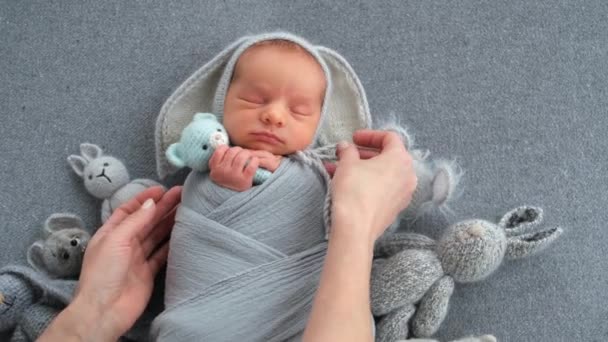 Pasgeboren baby fotoshoot proces — Stockvideo