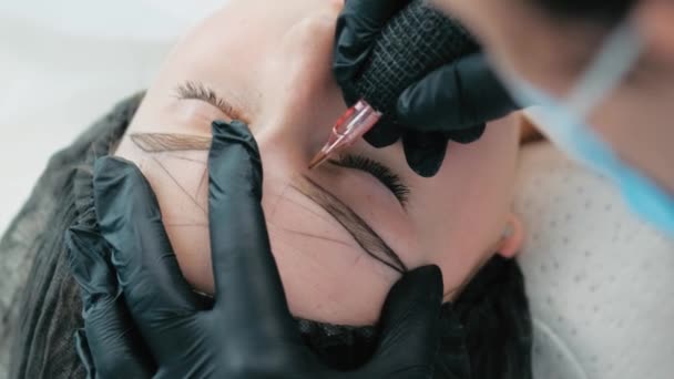 Cosmetologue faisant maquillage permanent des sourcils — Video