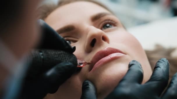Kosmetolog dělá rty permanentní make-up — Stock video