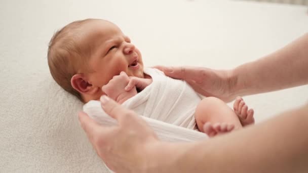 Nyfödda och moderhänder — Stockvideo