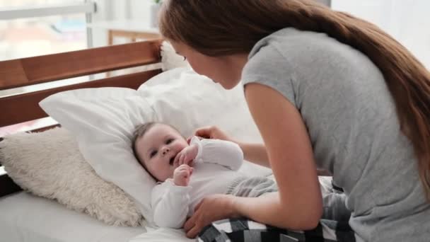 Anya gyermekkel az ágyban — Stock videók