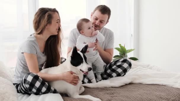 Famille avec chien dans le lit — Video