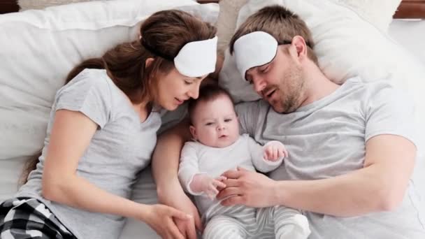 Família com criança na cama — Vídeo de Stock