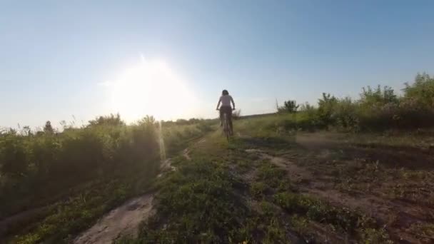 Mujer con bicicleta en la naturaleza — Vídeos de Stock