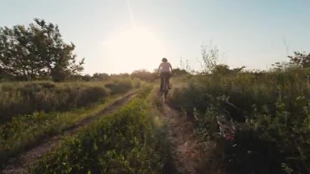 Mulher com bicicleta na natureza — Vídeo de Stock